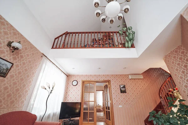 Lujosa Casa Con Muebles Madera Hermosas Ventanas Chimenea Biblioteca —  Fotos de Stock