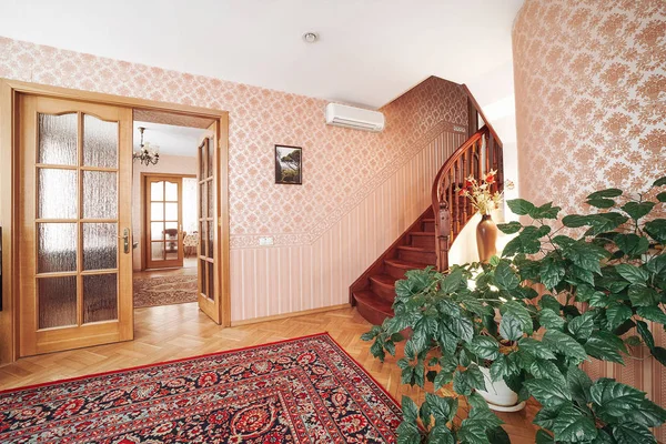 Lujosa Casa Con Muebles Madera Hermosas Ventanas Chimenea Biblioteca —  Fotos de Stock