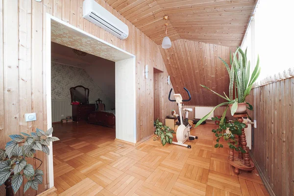 Lujosa Casa Con Muebles Madera Hermosas Ventanas Chimenea Biblioteca —  Fotos de Stock