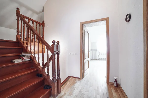 Lujosa Casa Con Muebles Madera Hermosas Ventanas Chimenea Biblioteca —  Fotos de Stock