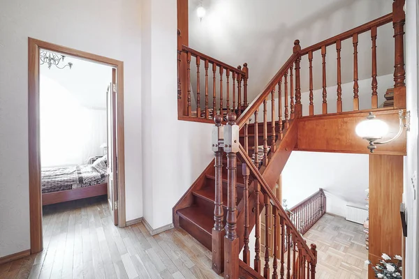 Lujosa Casa Con Muebles Madera Hermosas Ventanas Chimenea Biblioteca —  Fotos de Stock