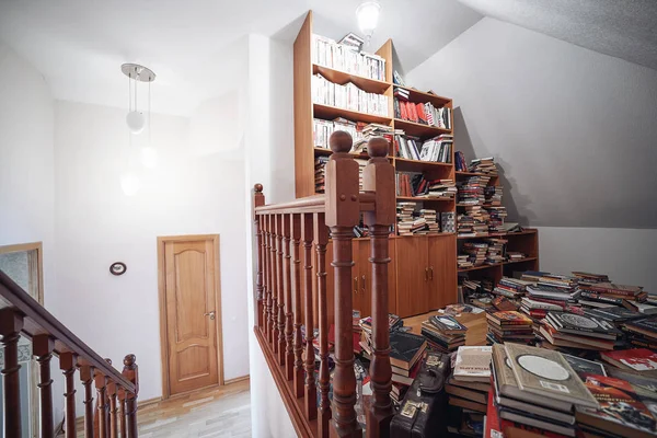 Lujosa Casa Con Muebles Madera Hermosas Ventanas Chimenea Biblioteca —  Fotos de Stock