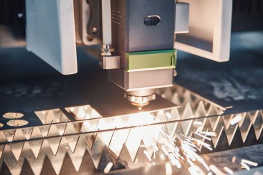 Demir ürünlerini kesmek için lazer makinesi