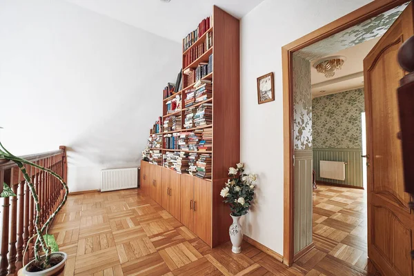 Lujosa Casa Con Muebles Madera Hermosas Ventanas Chimenea Biblioteca —  Fotos de Stock