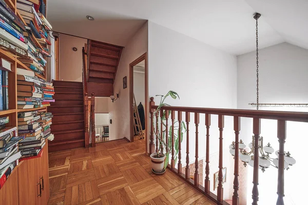 Lujosa Casa Con Muebles Madera Hermosas Ventanas Chimenea Biblioteca —  Fotos de Stock