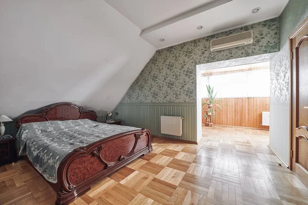 Lujosa Casa Con Muebles Madera Hermosas Ventanas Chimenea Biblioteca —  Fotos de Stock