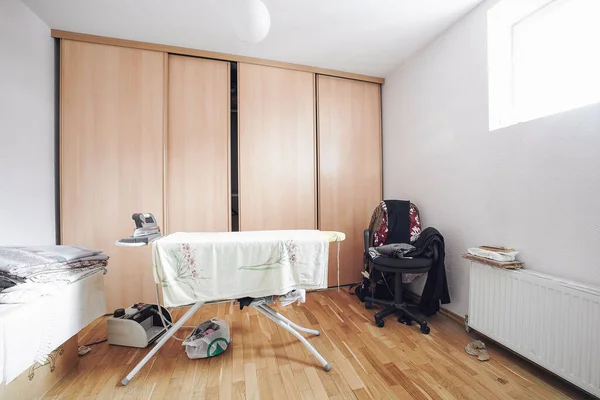 Ahşap mobilyalı, güzel pencereli, şömineli ve kütüphaneli lüks bir ev.