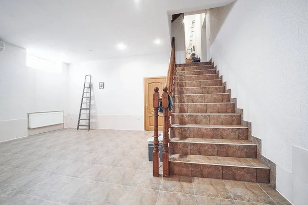 Lujosa Casa Con Muebles Madera Hermosas Ventanas Chimenea Biblioteca —  Fotos de Stock