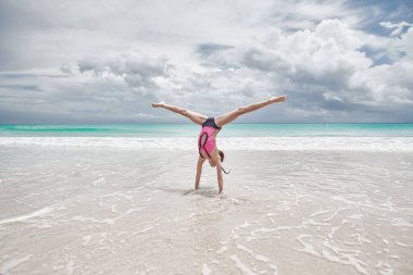 Çocuklar kumsalda oynarken eğleniyor.