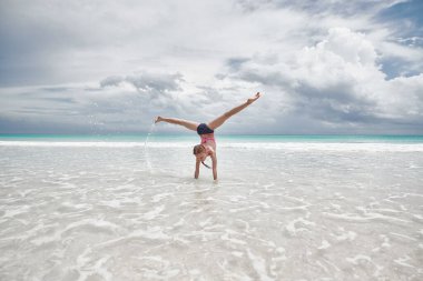 Çocuklar kumsalda oynarken eğleniyor.