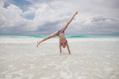 Çocuklar kumsalda oynarken eğleniyor.