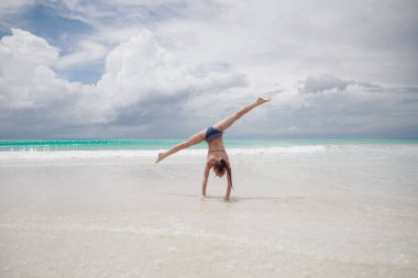 Çocuklar kumsalda oynarken eğleniyor.