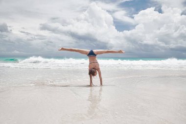 Çocuklar kumsalda oynarken eğleniyor.