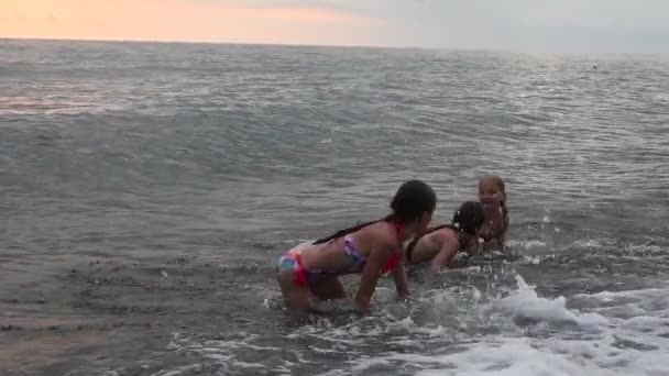 子供たちは海で泳ぎ — ストック動画