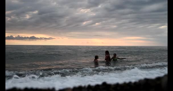 Kinder Schwimmen Meer — Stockvideo