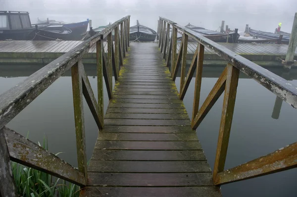 Passerelle Bois Par Une Journée Brumeuse Dans Port Catarroja Valence — Photo