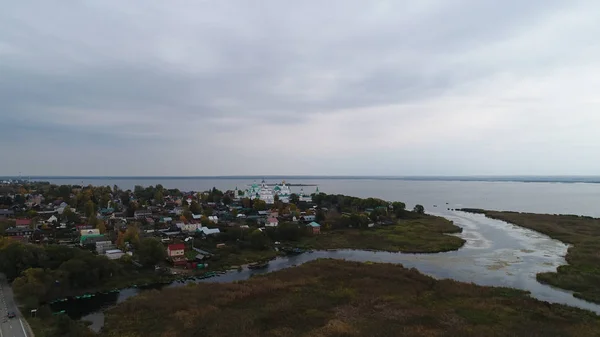 Rusya 'nın Altın Halkası Nero Gölü manzaralı Rostov' daki Spaso-Yakovlevsky manastırı.