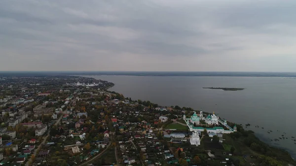 Rusya 'nın Altın Halkası Nero Gölü manzaralı Rostov' daki Spaso-Yakovlevsky manastırı.