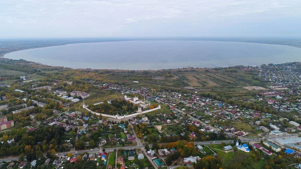 Eski Goritsky Varsayım Manastırı, Pleshcheevo Gölü, Rusya 'da kurulan Pereslavl-Zalessky Tarihi Müzesi' nin havadan görünüşü