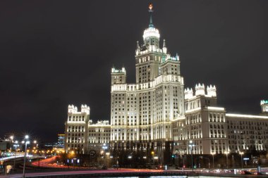 Kotelnicheskaya Embankment, Rusya ve Moskova 'daki gökdelenin gece manzarası