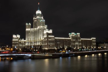 Moskova nehrinin gece manzarası ve Kotelnicheskaya Embankment, Rusya, Moskova 'daki yüksek binalar