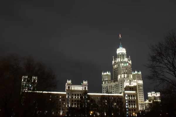Kotelnicheskaya Embankment, Rusya ve Moskova 'daki gökdelenin gece manzarası
