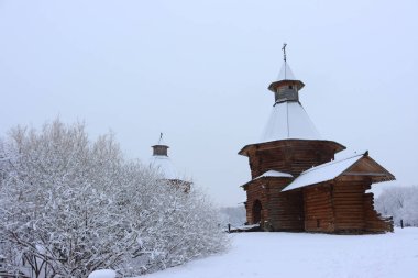 Kar yağışı sırasında Kolomenskoye 'deki ahşap mimari müzesi. Kolomenskoye malikanesindeki Nikolo-Korelsky manastırının seyahat kapıları, Moskova, Rusya
