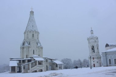 Kolomenskoye 'deki Ascension Kilisesi ve Vodovyzodnaya Kulesi (Dyakovsky Kapısı) kar yağışı sonrasında Rusya, Moskova