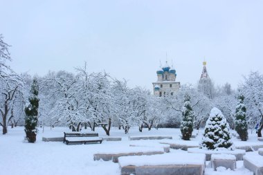 Kolomenskoye malikanesindeki Kazan İkonası Kilisesi kar yağdıktan sonra Rusya, Moskova