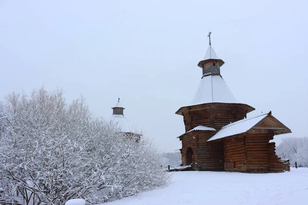 降雪時のコロマンスコエの木造建築博物館 コロマンスコエのニコロ コレルスキー修道院の旅行ゲート モスクワ ロシア — ストック写真