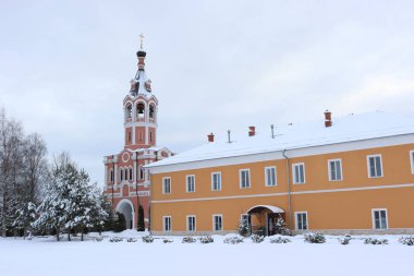 Kış Trinity-Odigitrievskaya Çölü, Moskova 'daki Novofyodorovsky Yerleşimi, Vaftizci Yahya' nın Doğuşu adına kilisesiyle birlikte manastırın çan kulesi.