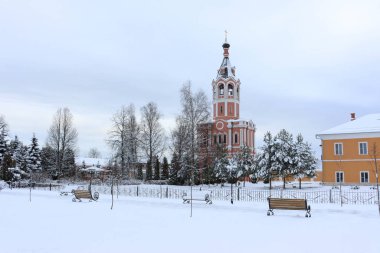 Kış Trinity-Odigitrievskaya Çölü, Moskova 'daki Novofyodorovsky Yerleşimi, Vaftizci Yahya' nın Doğuşu adına kilisesiyle birlikte manastırın çan kulesi.