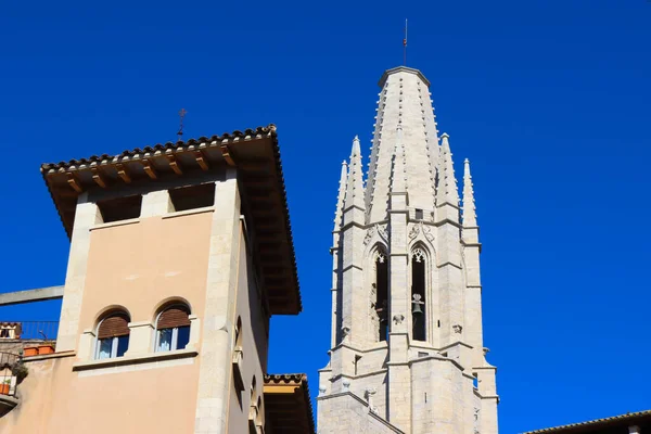 Kyrkan Felix Och Det Gamla Huset Klar Solig Dag Girona — Stockfoto