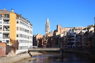 Onyar Nehri 'ndeki renkli evler St. Felix Kilisesi' nin arka planında, Girona, Katalonya, İspanya