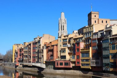 Onyar Nehri 'ndeki renkli evler St. Felix Kilisesi' nin arka planında, Girona, Katalonya, İspanya