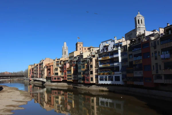 Girona, Katalonya, İspanya 'daki Onyar Nehri' ndeki renkli evler