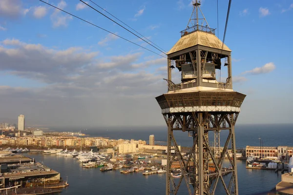 Barselona manzarası ve akşam güneşinde teleferik kulesi, Katalonya, İspanya, hava manzarası