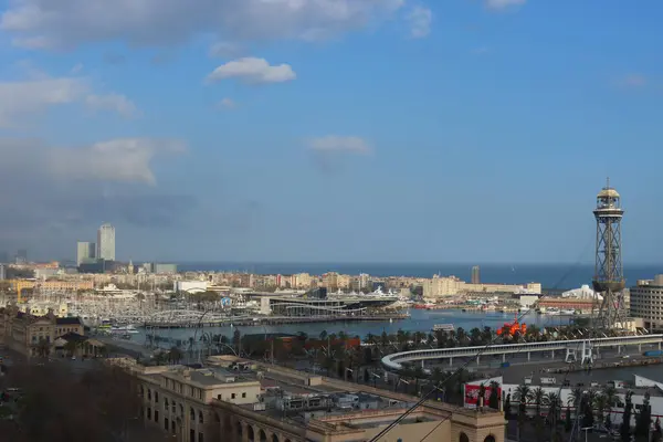 Montjuic 'ten Barcelona manzarası güneşli bir günde, Katalonya, İspanya