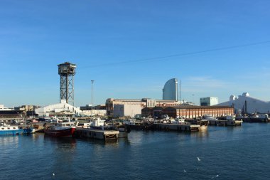 Barcelona, Katalonya, İspanya 'daki teleferik kulesinin arka planında Port vell' de demirli Yatlar