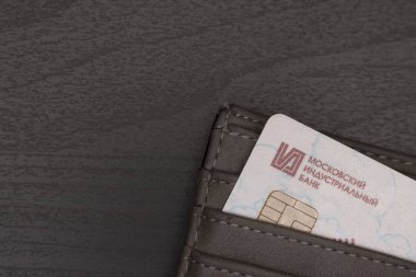 Moskova Endüstri Bankası 'nın banka kartı ahşap bir arka planda bir cüzdanda.