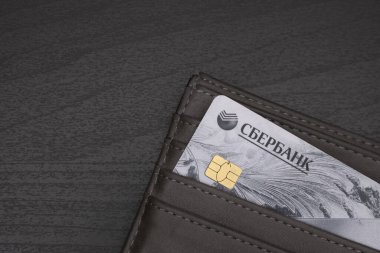 Sberbank banka kartı ahşap bir arka planda bir cüzdanda