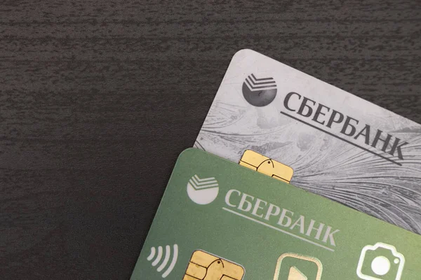 Två Betalkort Sberbank Bank Trä Bakgrund — Stockfoto