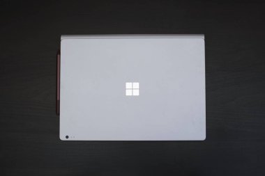 Defter. Tahta bir masanın üstünde.