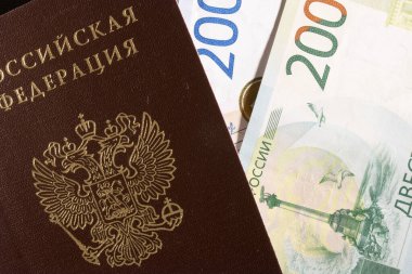 Rus banknotu, siyah arka planda Rus pasaportu olan 2200 ruble.