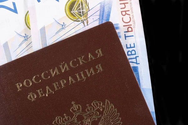 Две Тысячи Банкнот Рублей Паспортом Гражданина России Черном Фоне — стоковое фото