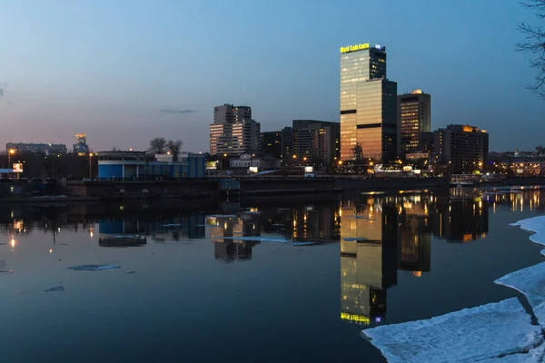 Moskva, Ryssland - 09 April 2013. World Trade Center och Hotel Cr — Stockfoto