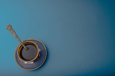 Mavi bir fincanda kahve, mavi bir fincanda çay tabağı. Yukarıdan bak. Model