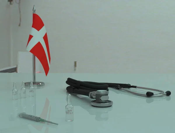 Şırınga Covid Koronovirüs Aşısı Fonendoskop Danimarka Daki Bir Sağlık Masasında — Stok fotoğraf
