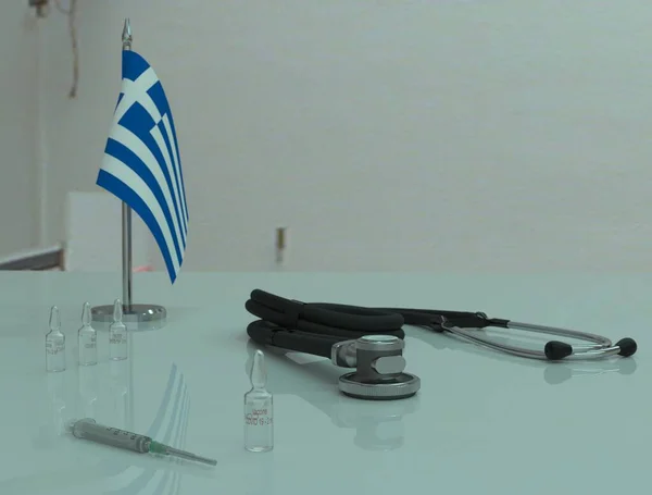 希腊医疗桌上的注射器 Covid19珊瑚病毒疫苗和留声机 — 图库照片