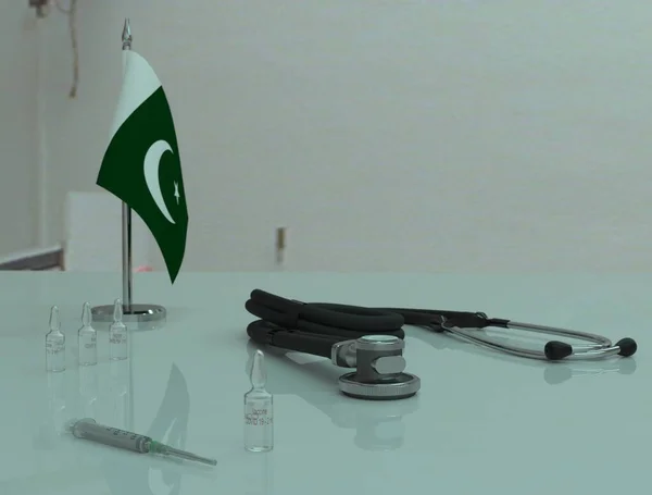 Şırınga, COVID 19 koronovirüs aşısı ve fonendoskop Pakistan 'daki bir sağlık masasında..